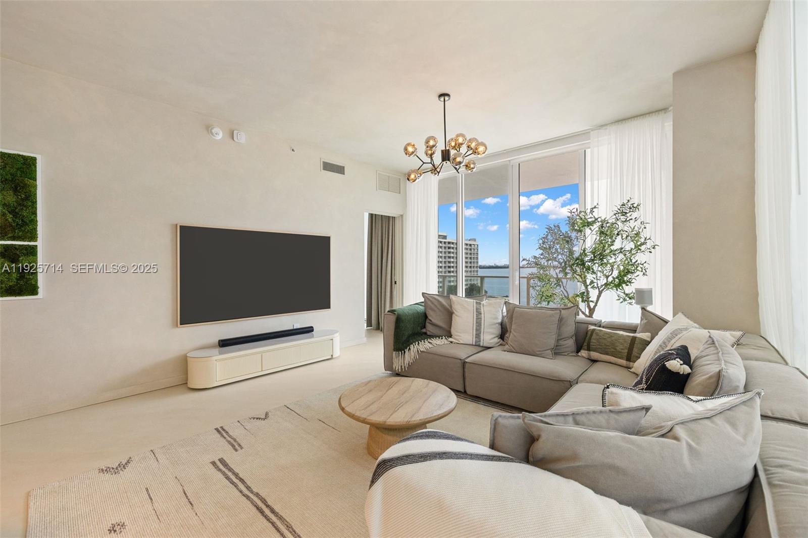 2020 N Bayshore Dr # 810