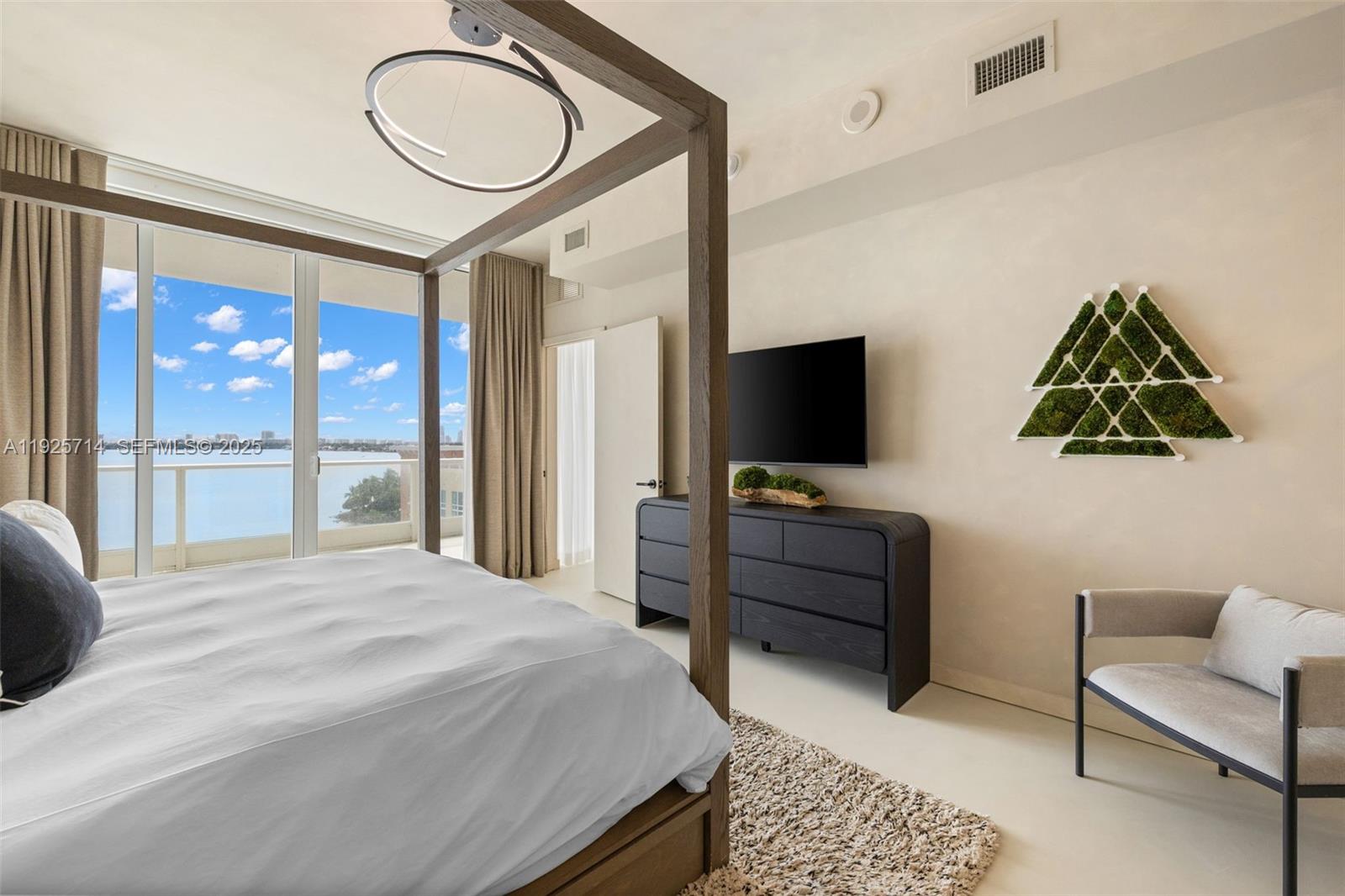 2020 N Bayshore Dr # 810