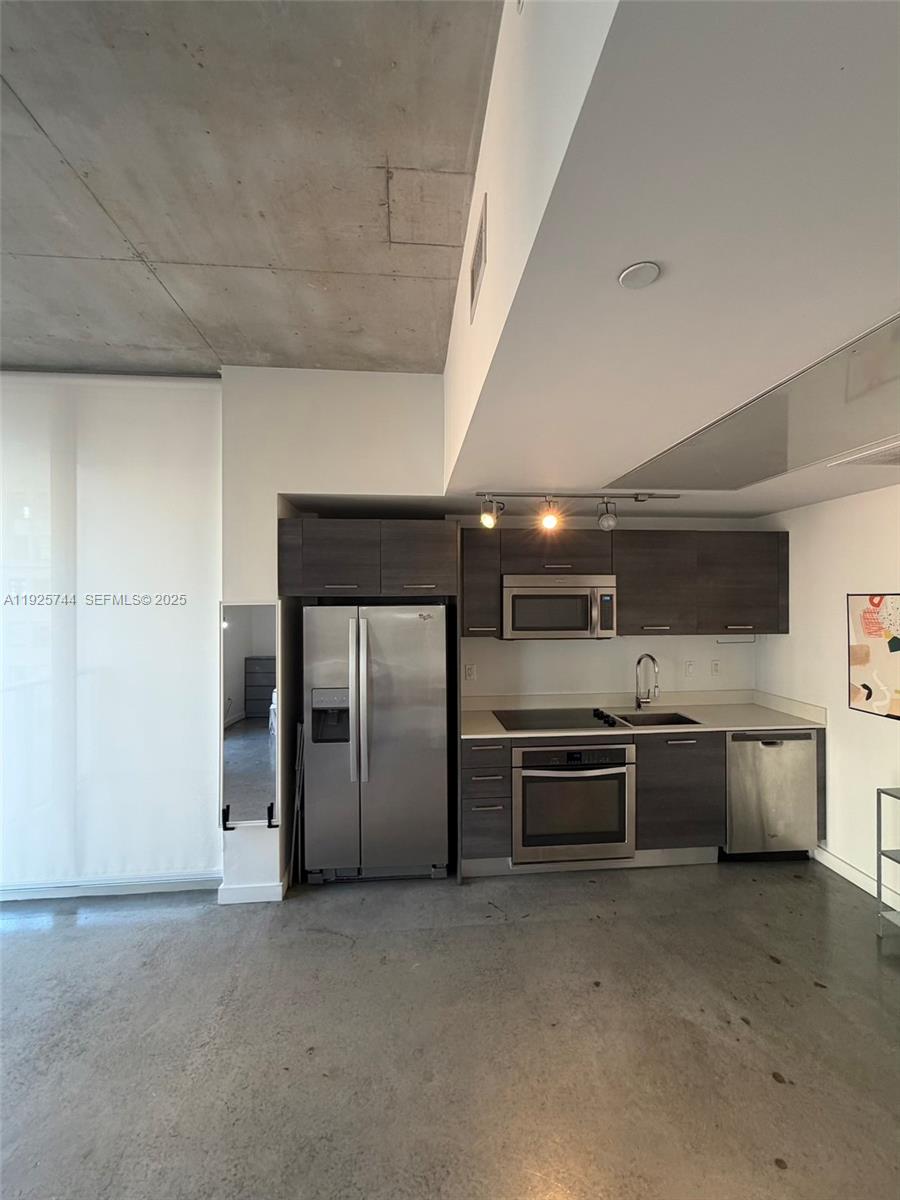 151 SE 1st St # 1004