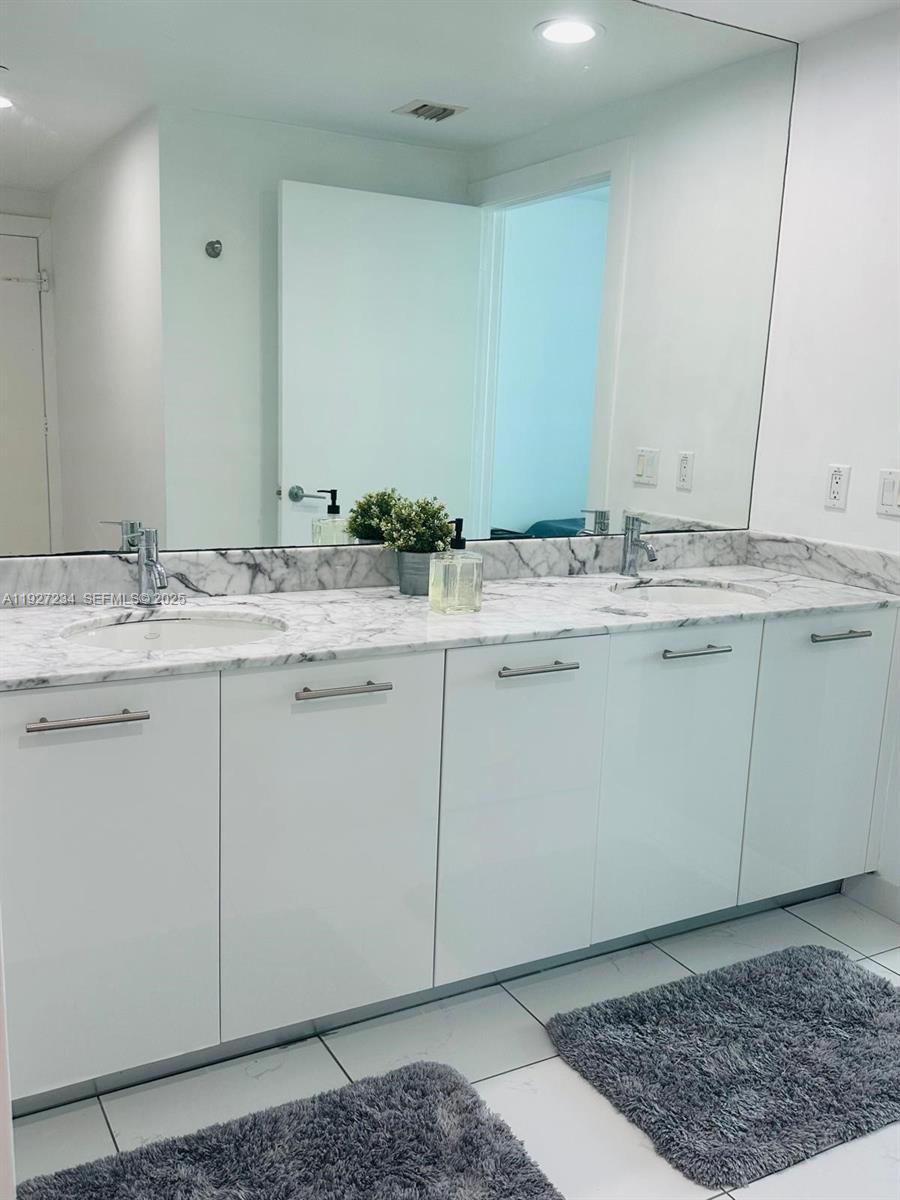 500 Brickell Ave # 2205