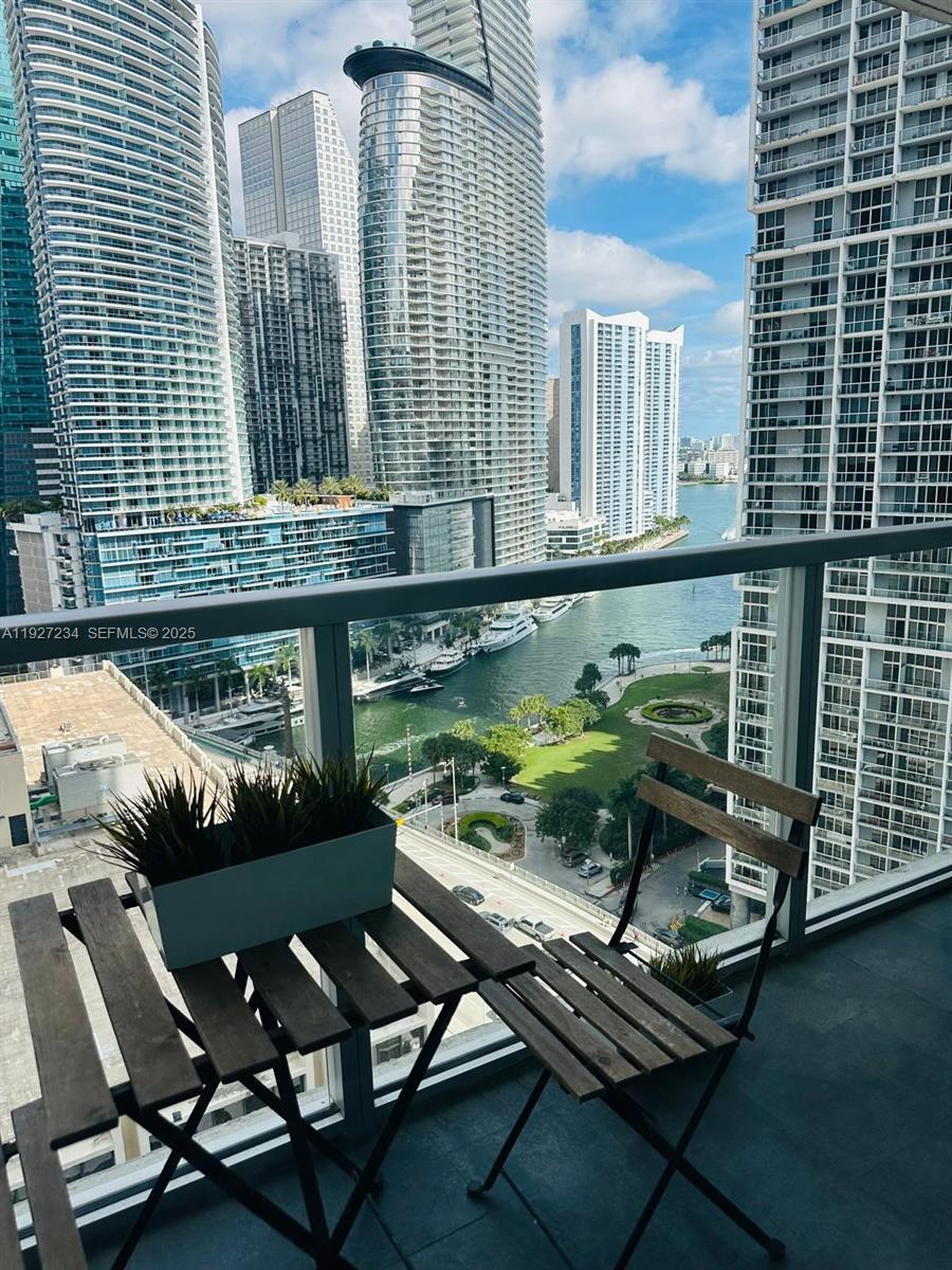 500 Brickell Ave # 2205