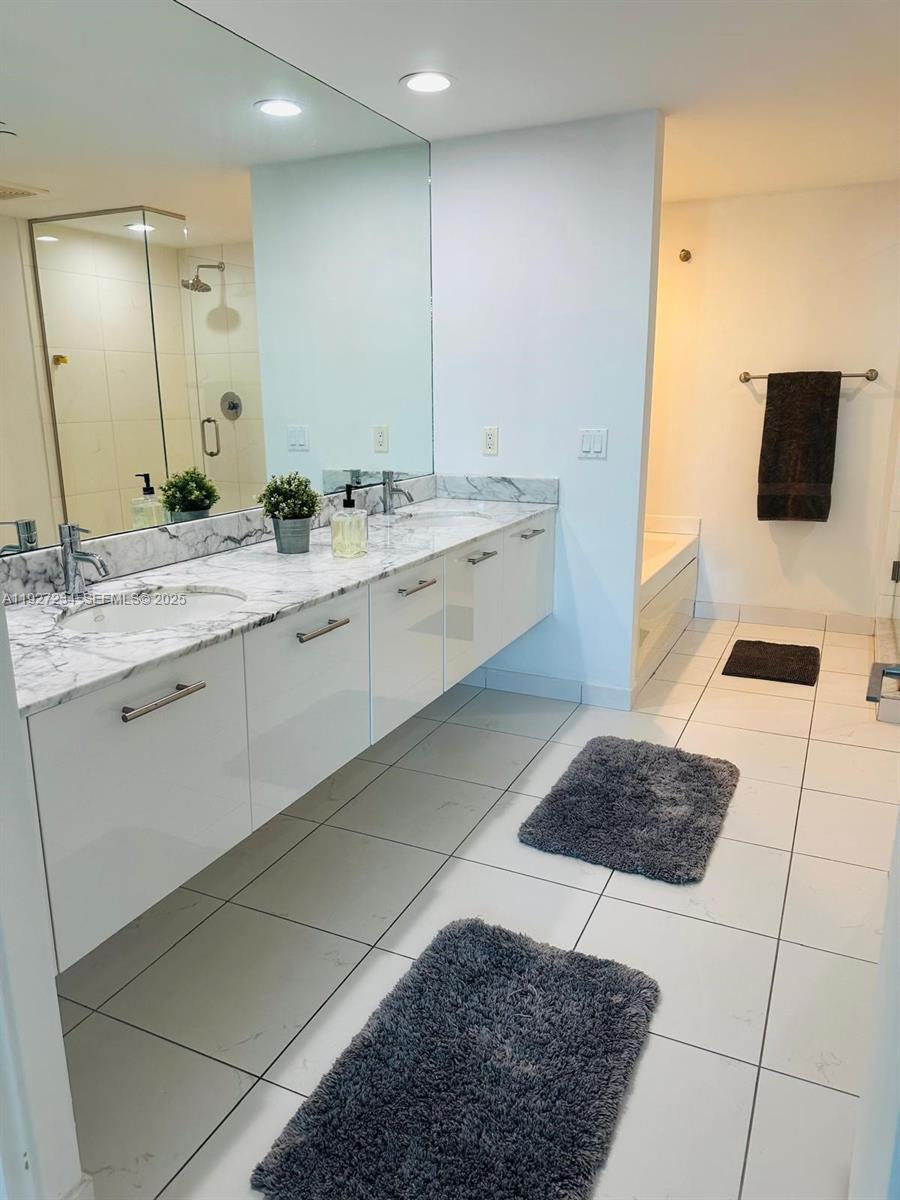 500 Brickell Ave # 2205