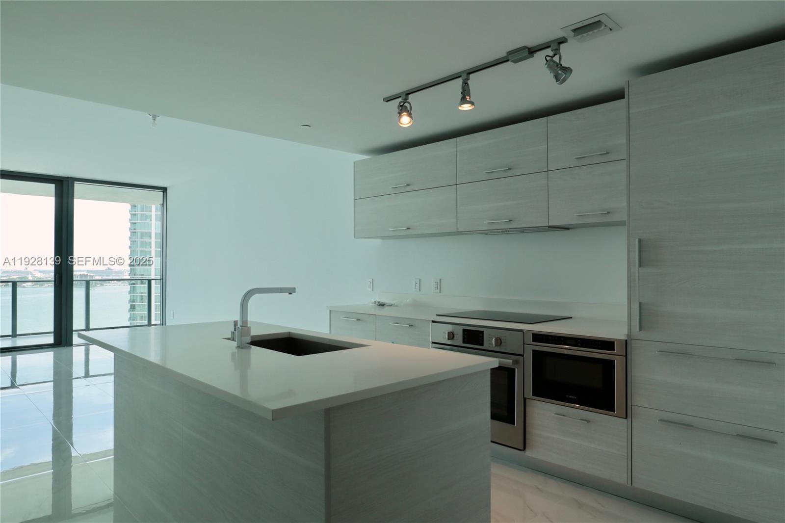 650 NE 32 # 1703