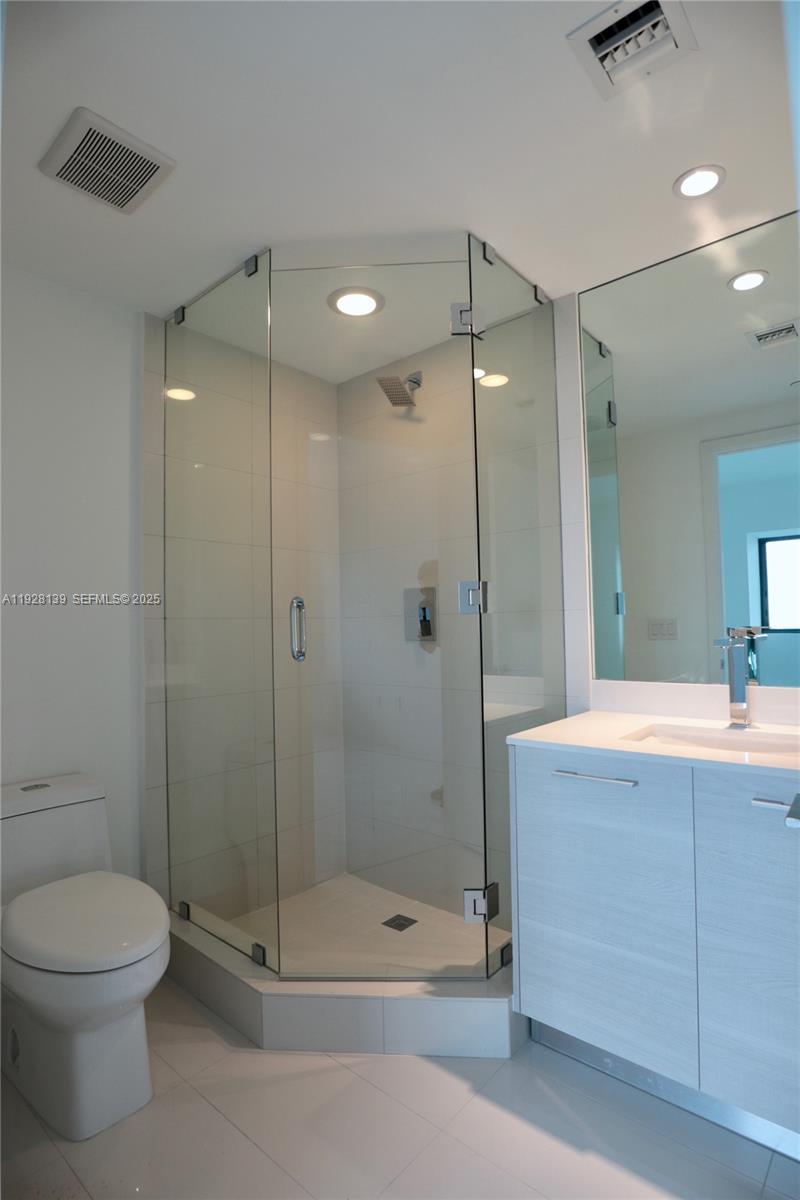 650 NE 32 # 1703