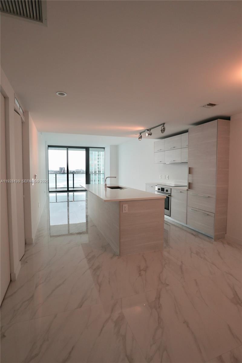 650 NE 32 # 1703