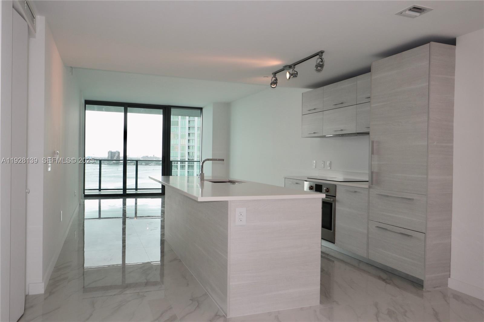 650 NE 32 # 1703