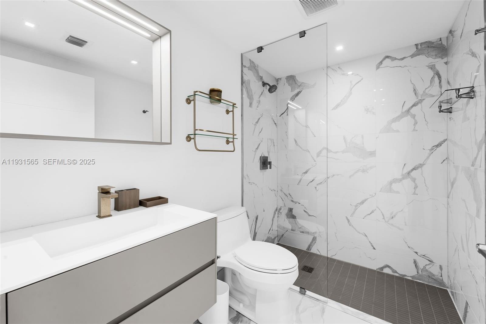 9521 E Bay Harbor Dr # 802