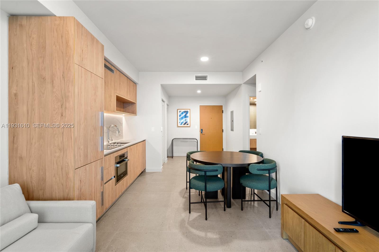 11 NE 6th St # 2204