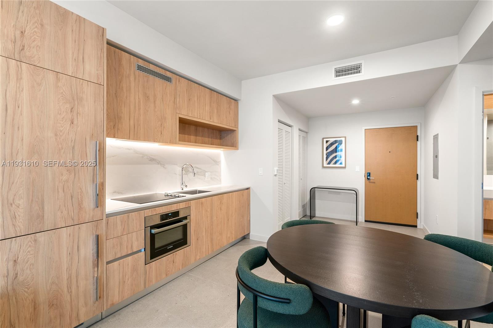 11 NE 6th St # 2204