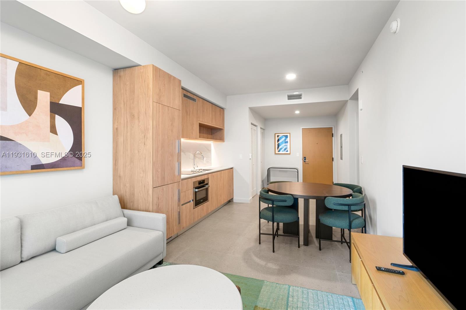 11 NE 6th St # 2204