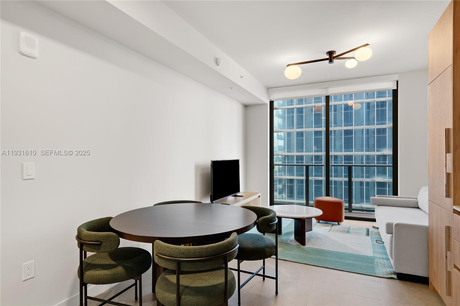 11 NE 6th St # 2204