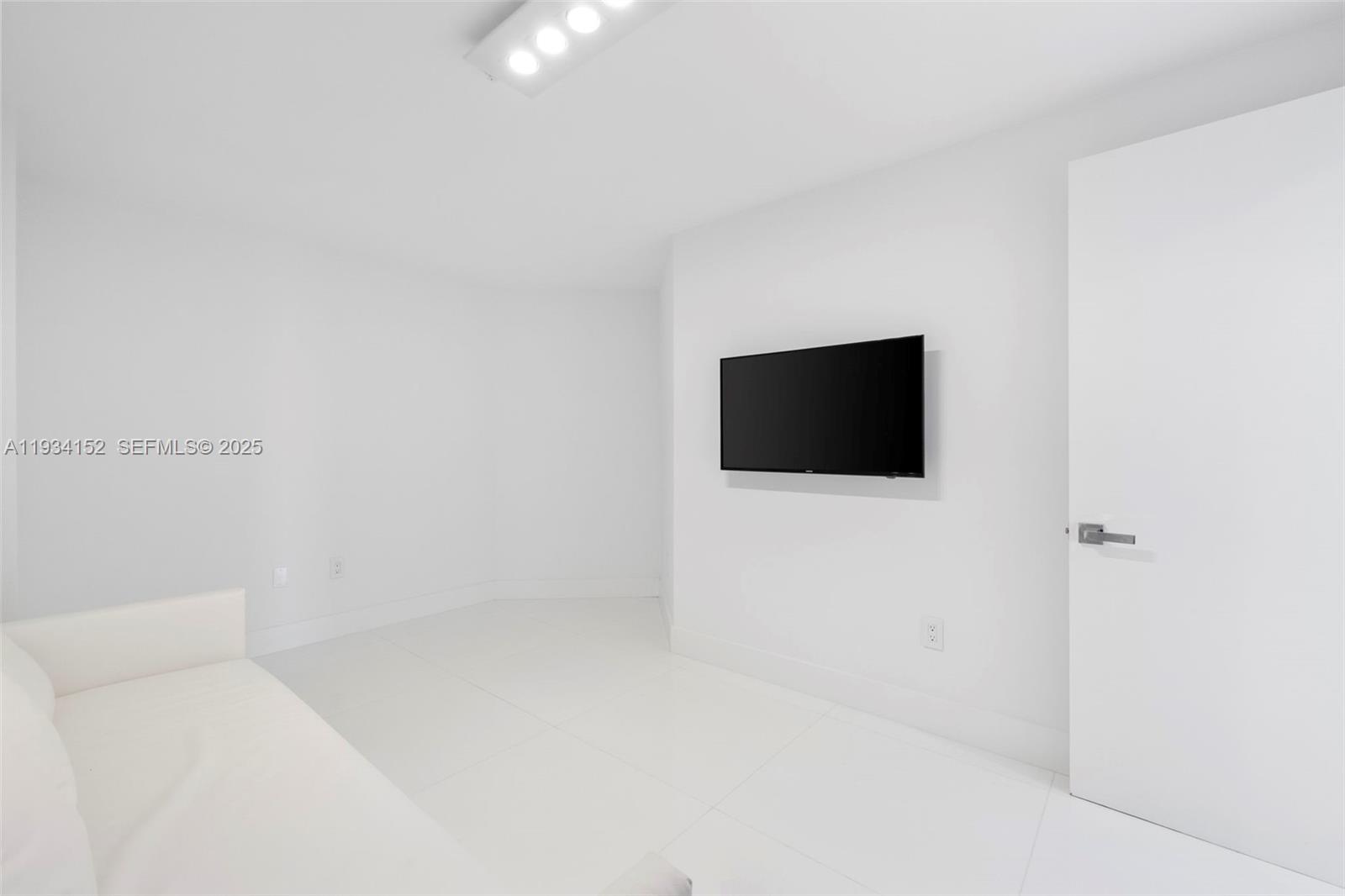 17111 Biscayne Blvd # 1110