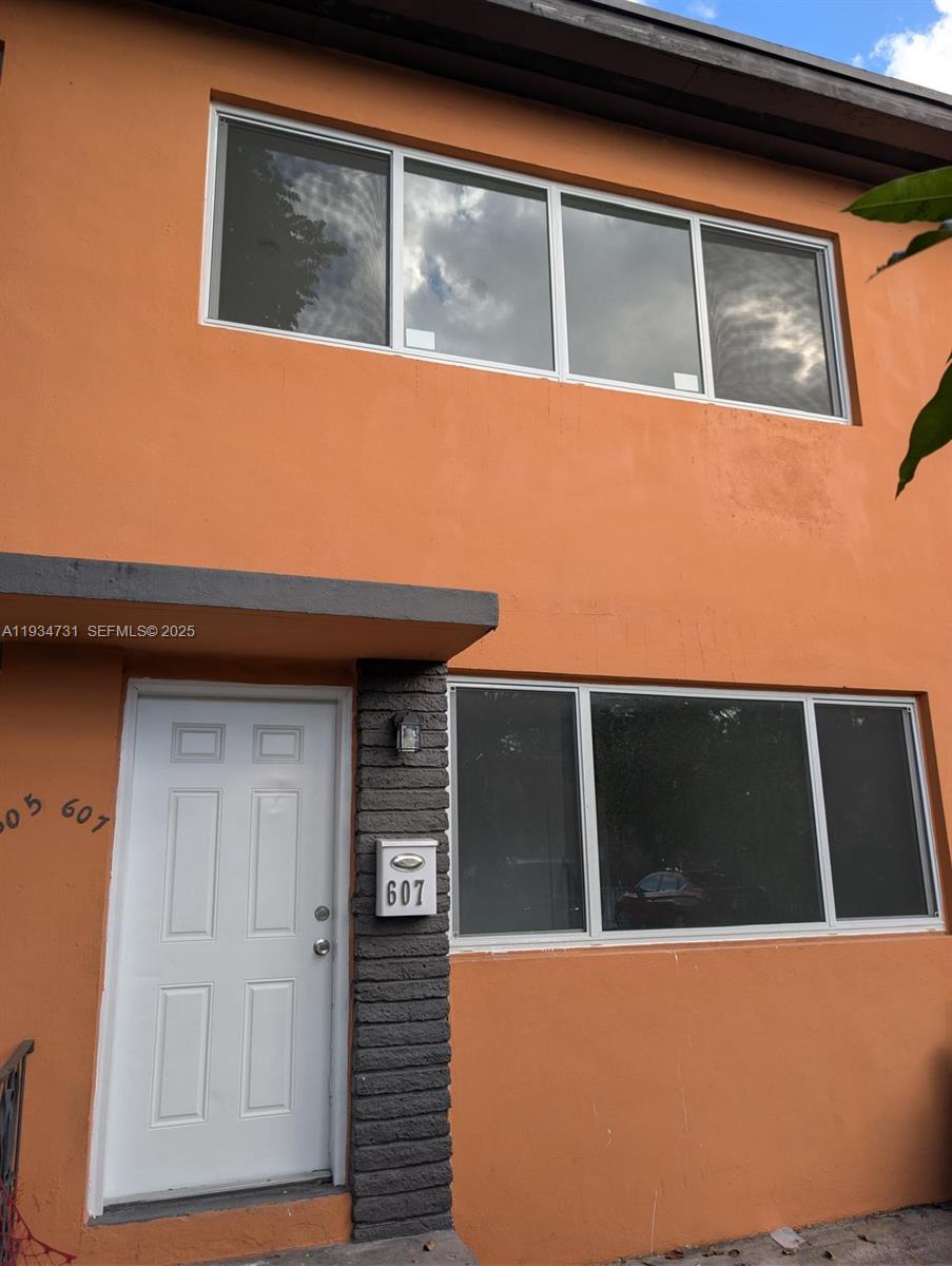 888 SW 6th St # 607
