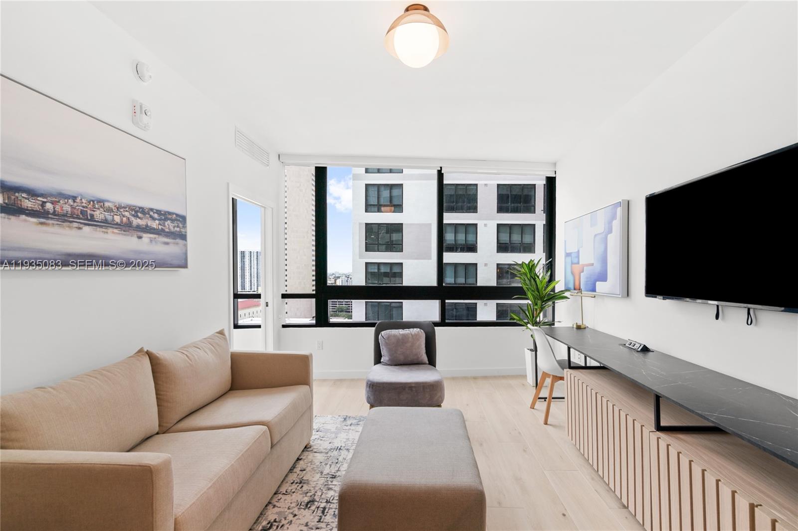 225 N Miami Ave Unit: 2012