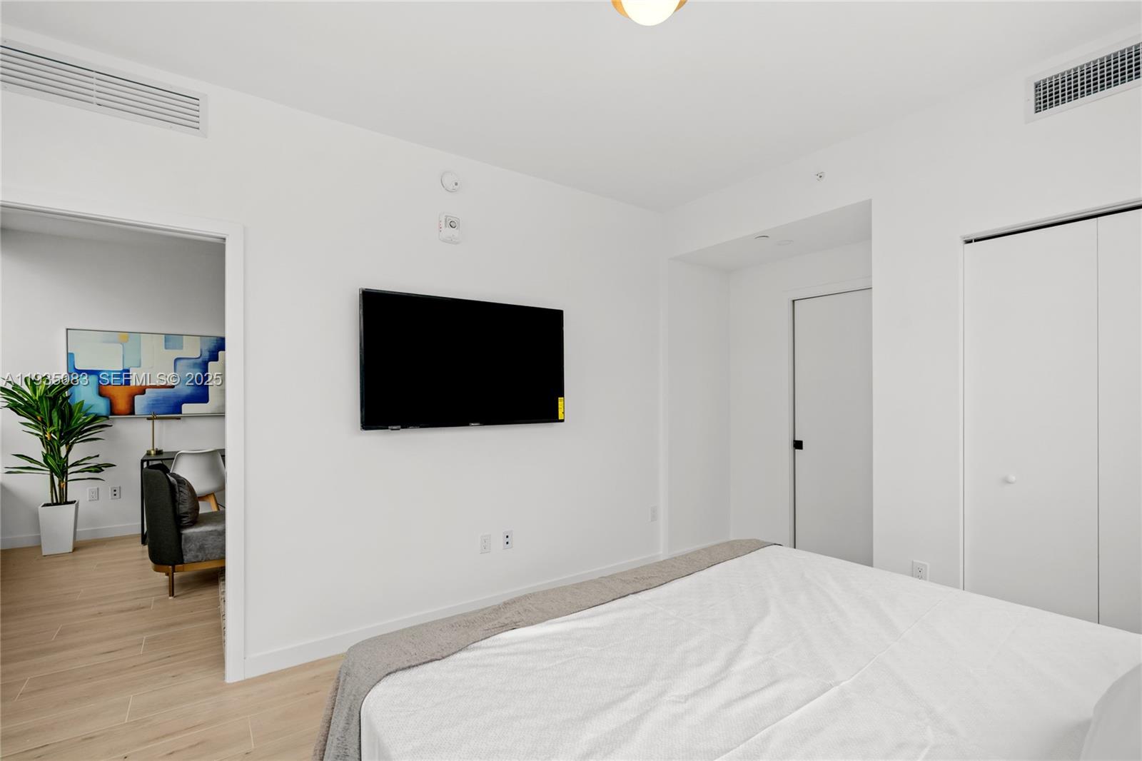 225 N Miami Ave Unit: 2012