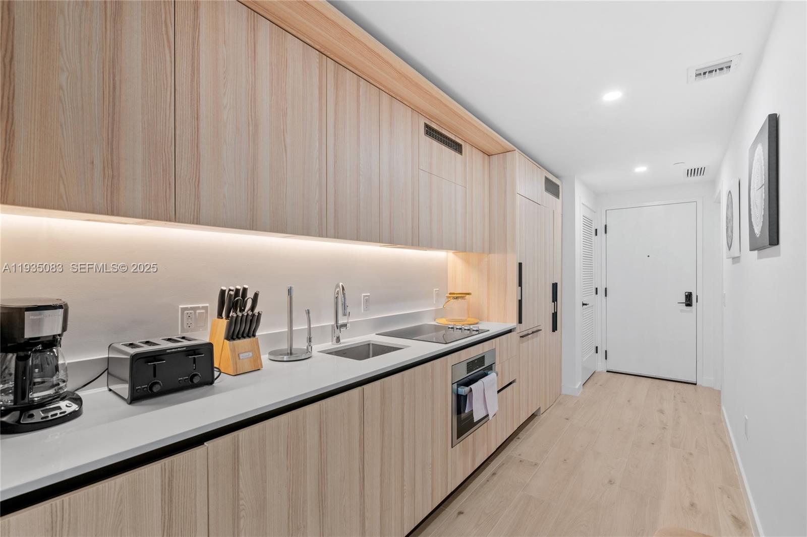 225 N Miami Ave Unit: 2012