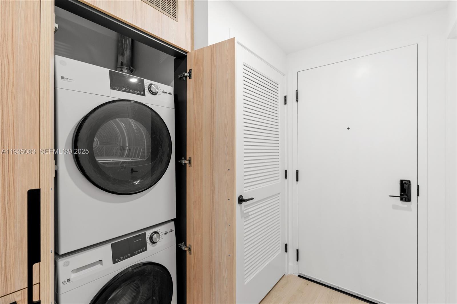 225 N Miami Ave Unit: 2012