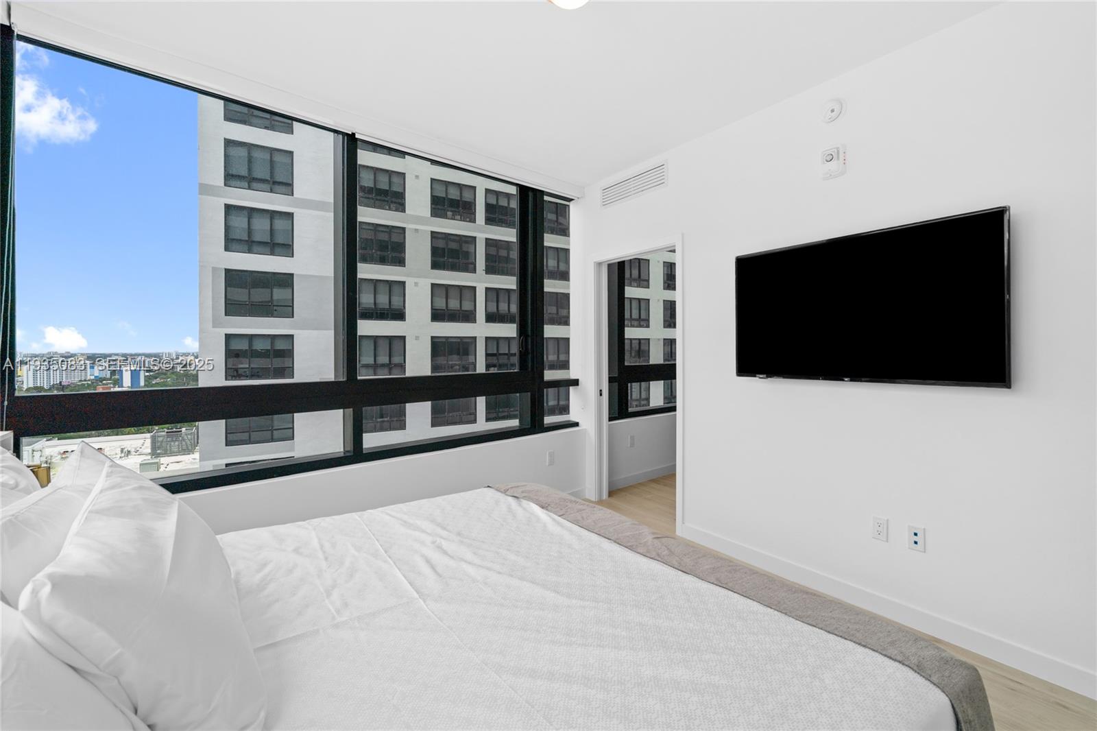 225 N Miami Ave Unit: 2012