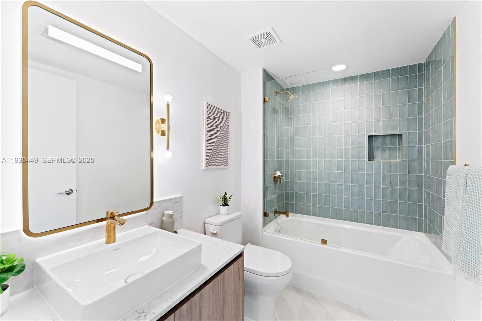 159 NE 6th St # 4415