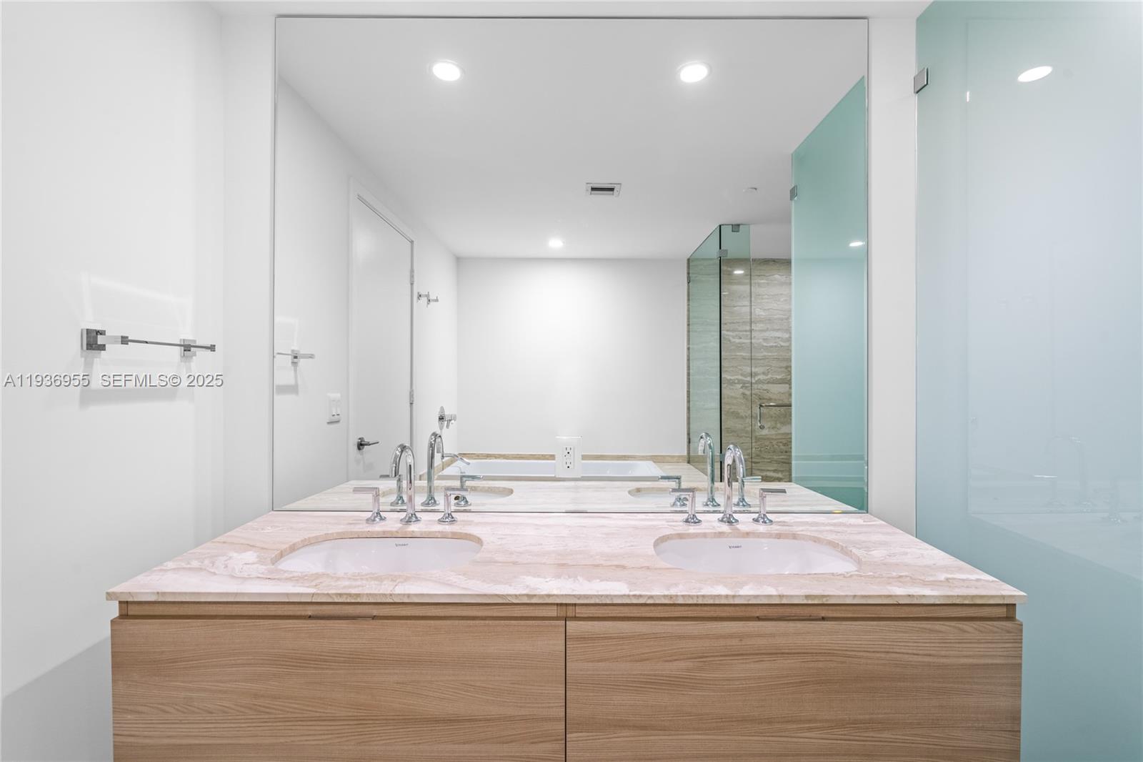 2900 NE 7th Ave # 1402