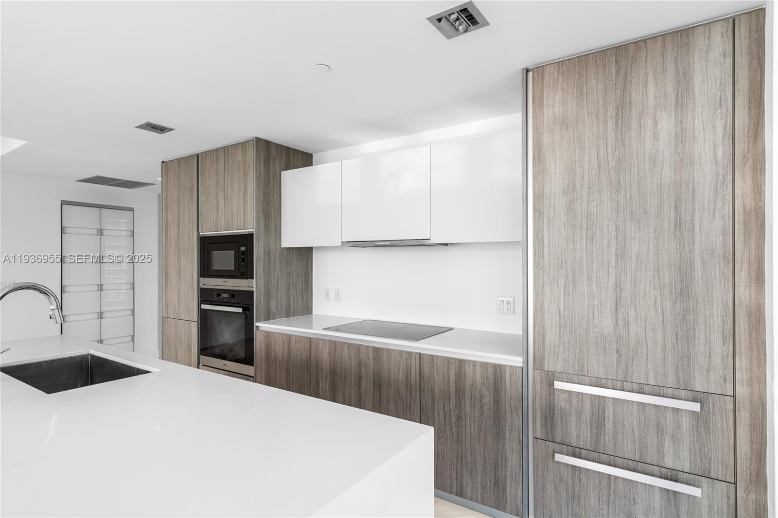 2900 NE 7th Ave # 1402