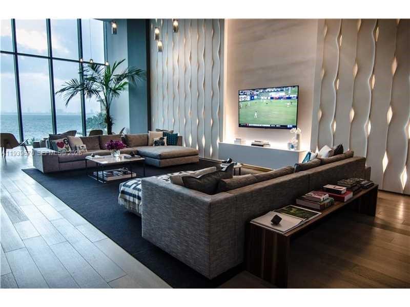 460 NE 28th St # 2505