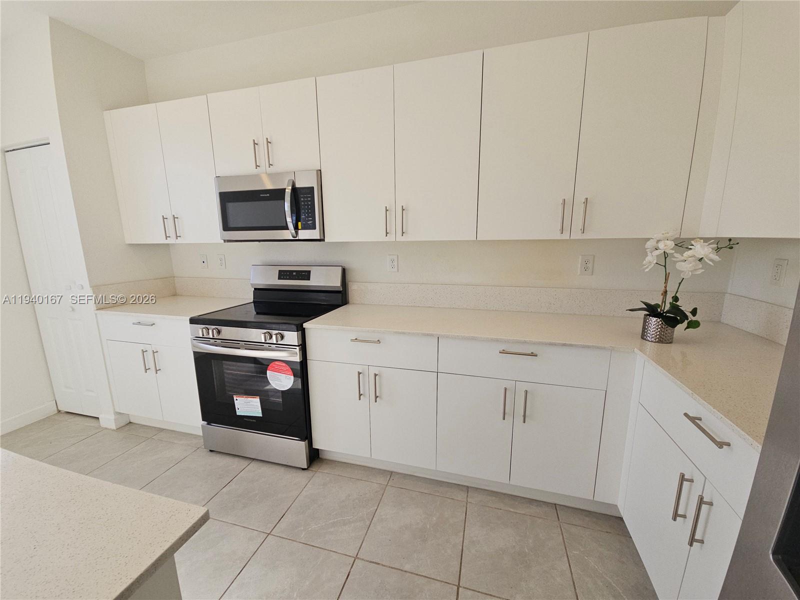 2530 SE 29th St Unit: .