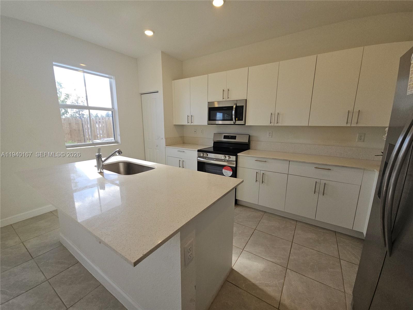 2530 SE 29th St Unit: .