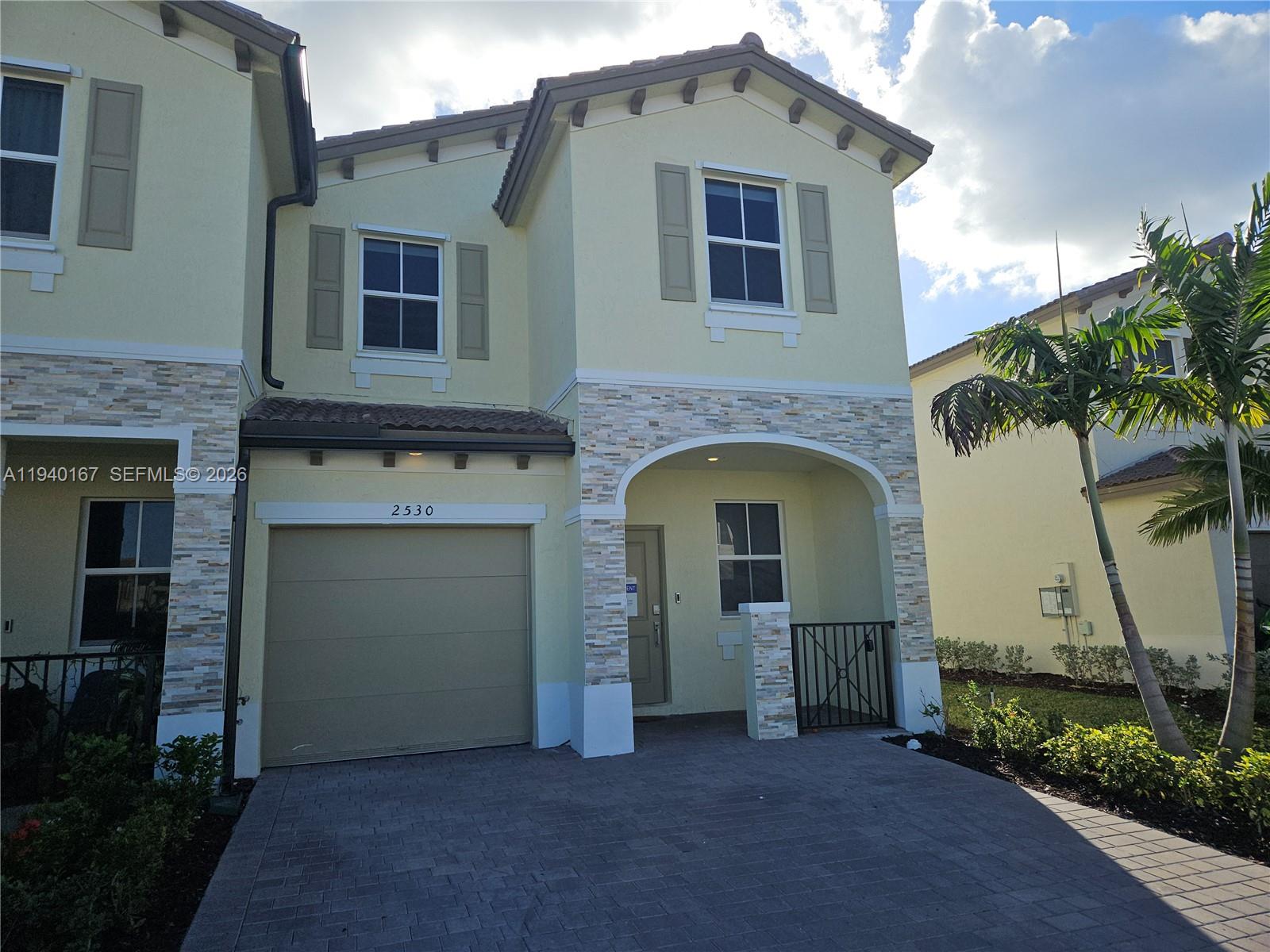 2530 SE 29th St Unit: .