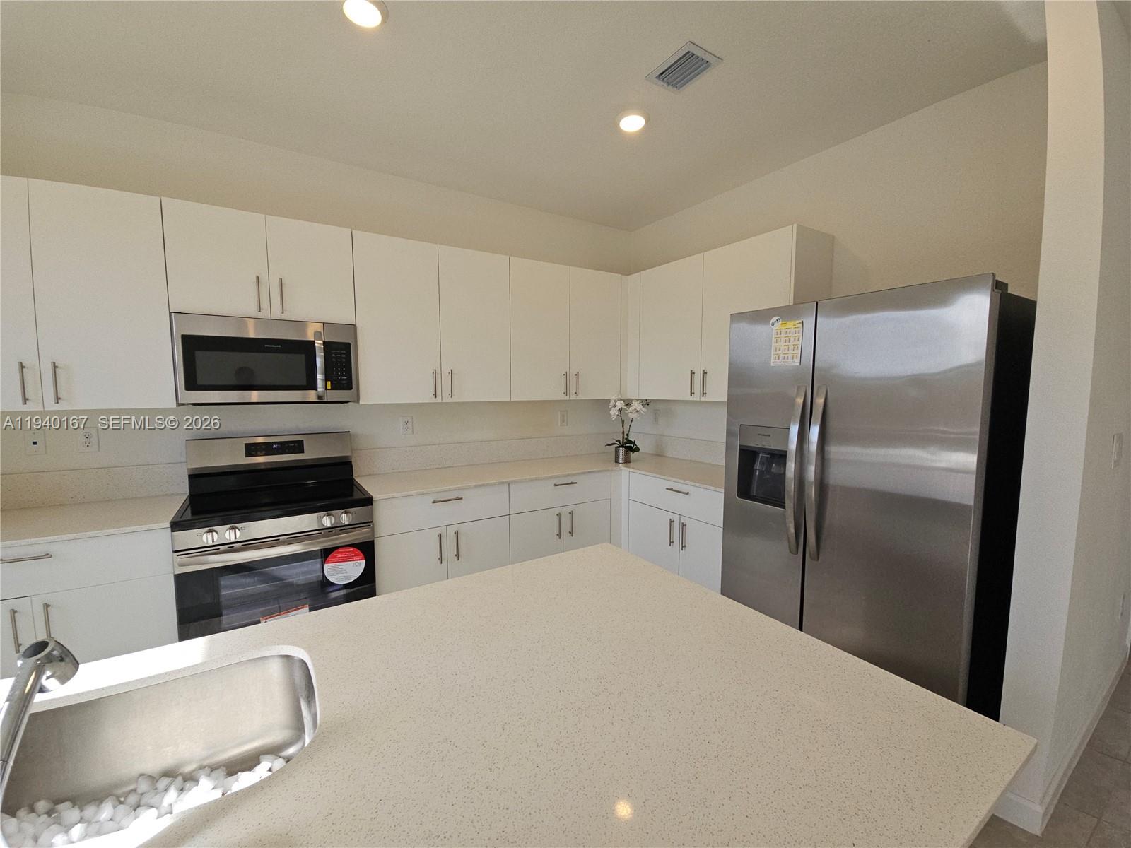 2530 SE 29th St Unit: .