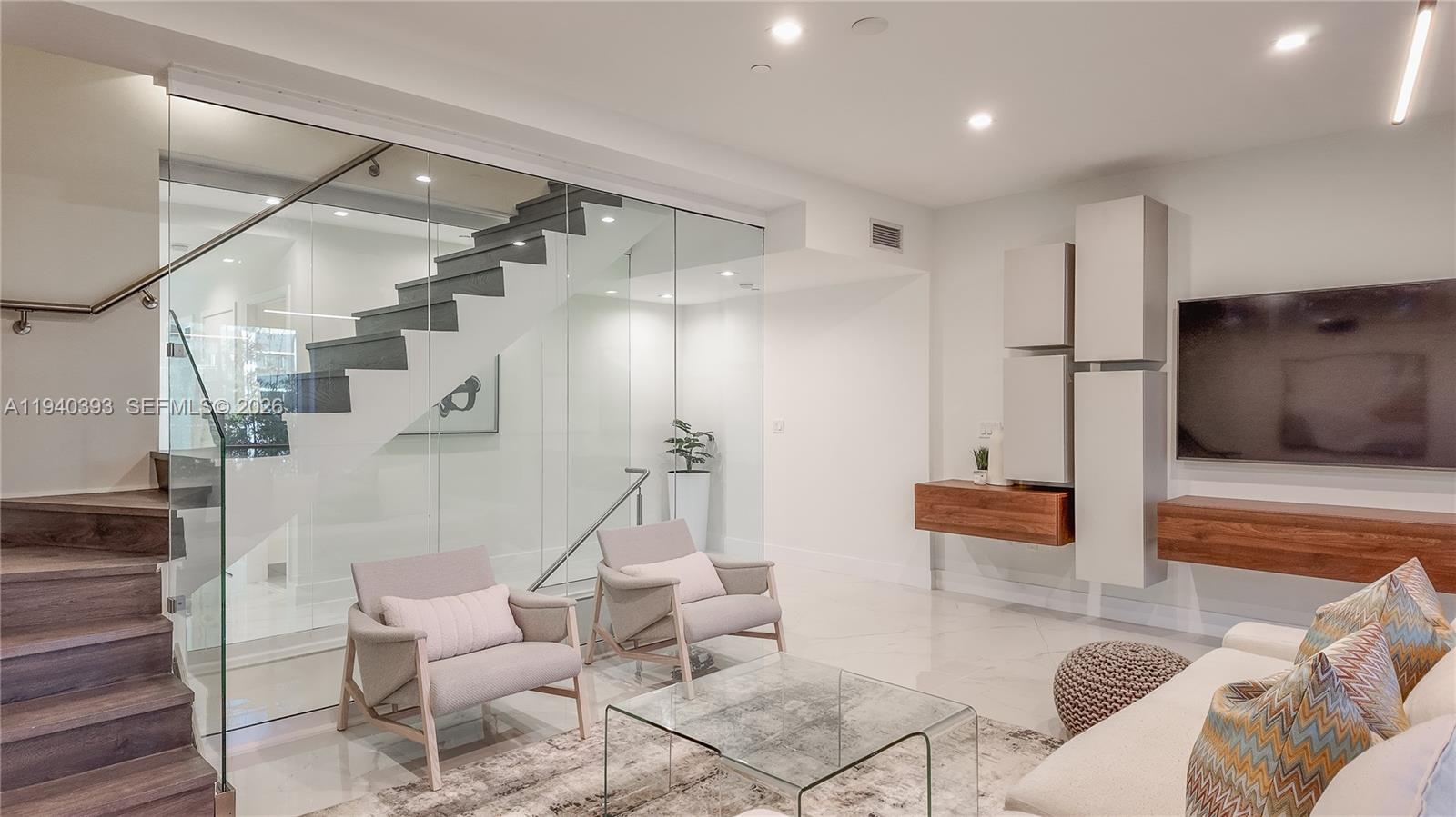 455 NE 39th St # 112