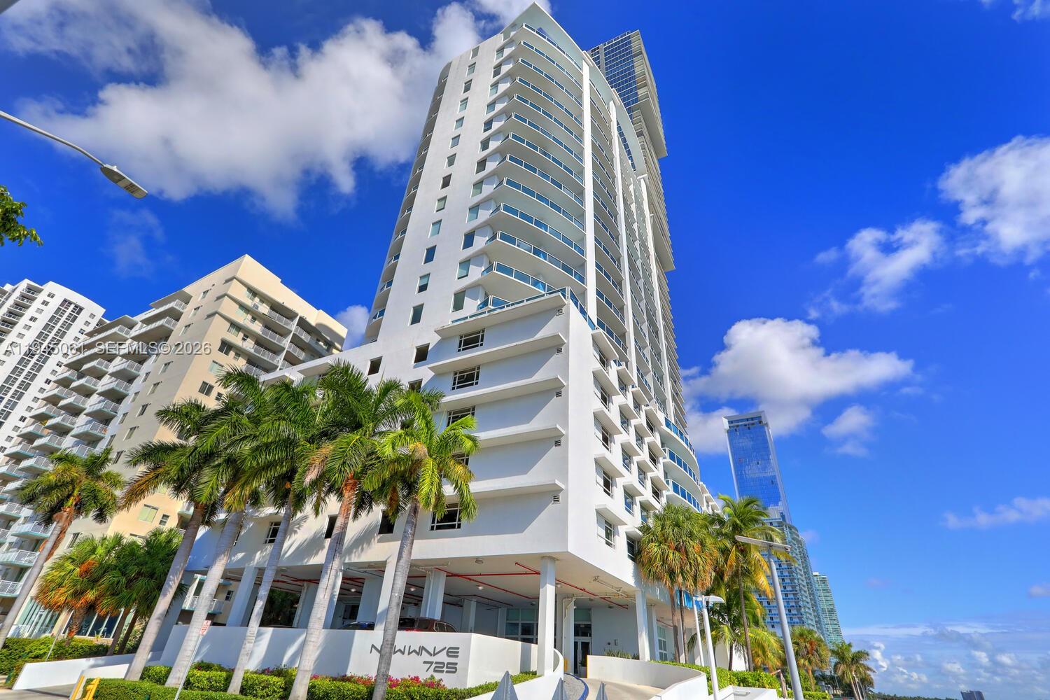 725 NE 22nd St Unit: PH2B