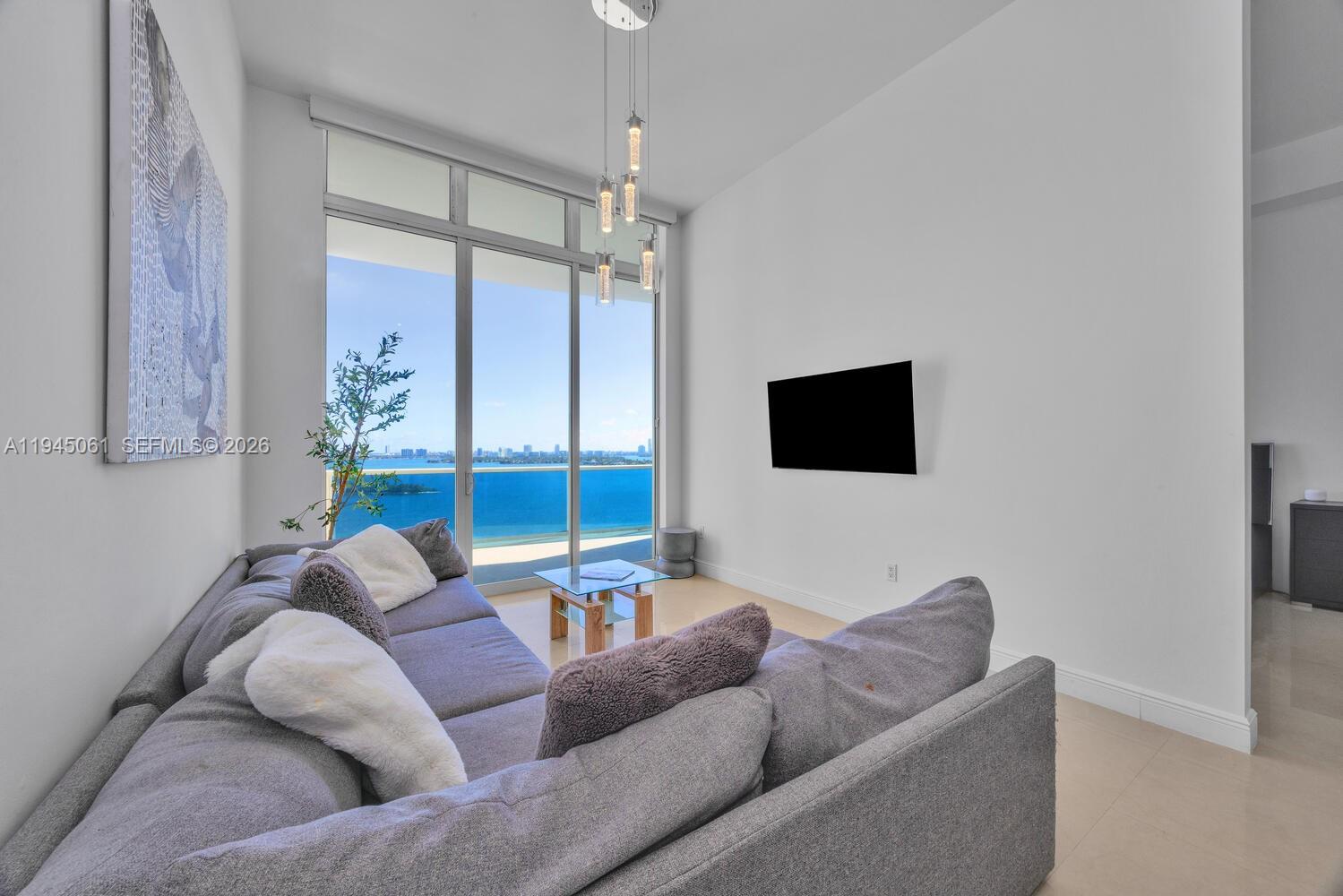725 NE 22nd St Unit: PH2B