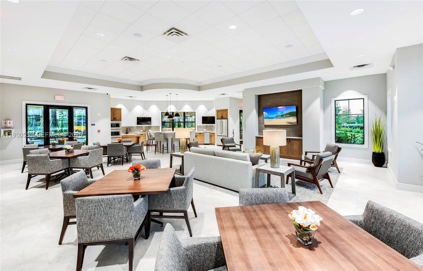 2121 S Appleton Cir S