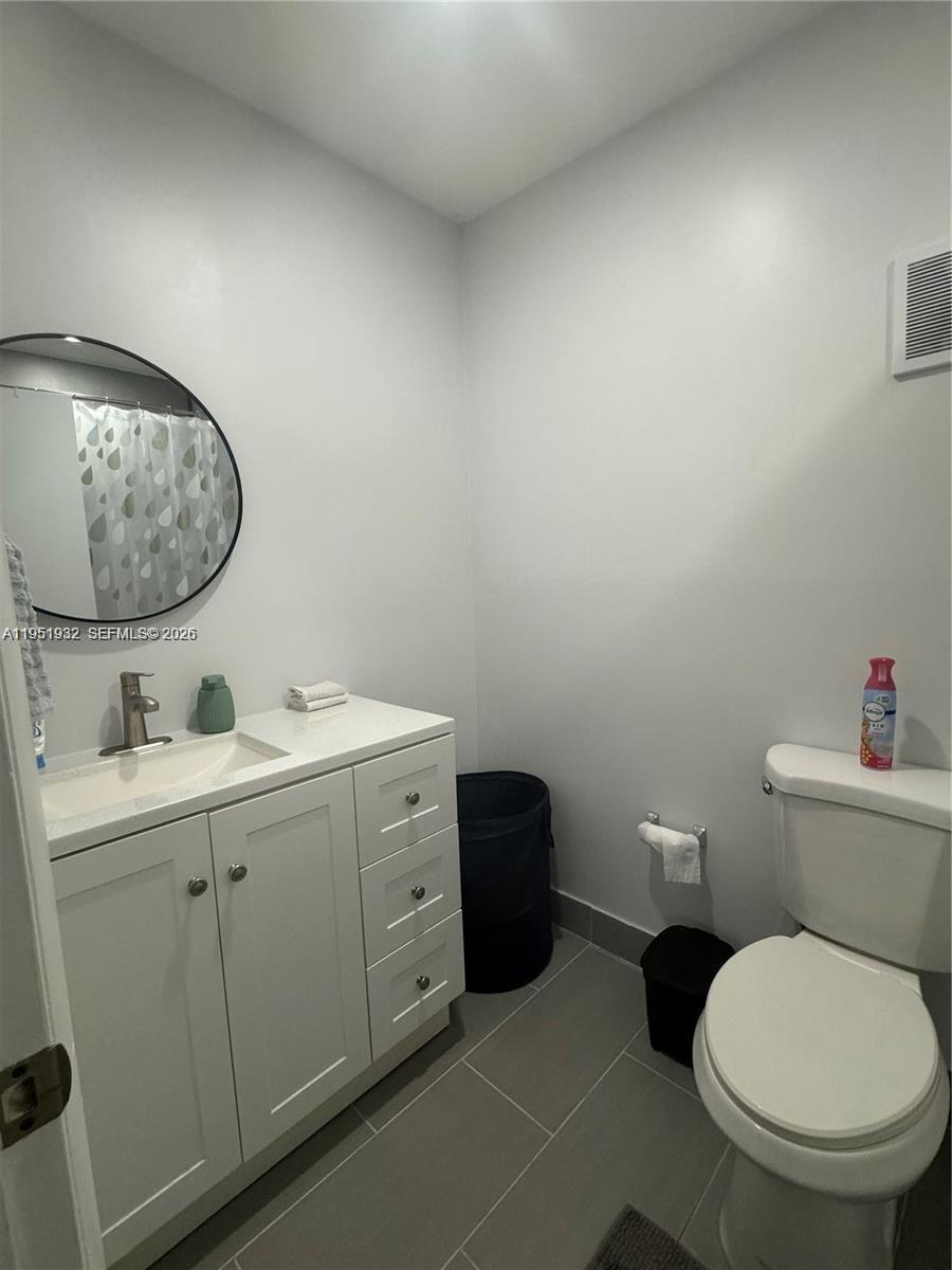 5482 S Lakewood Cir S # B