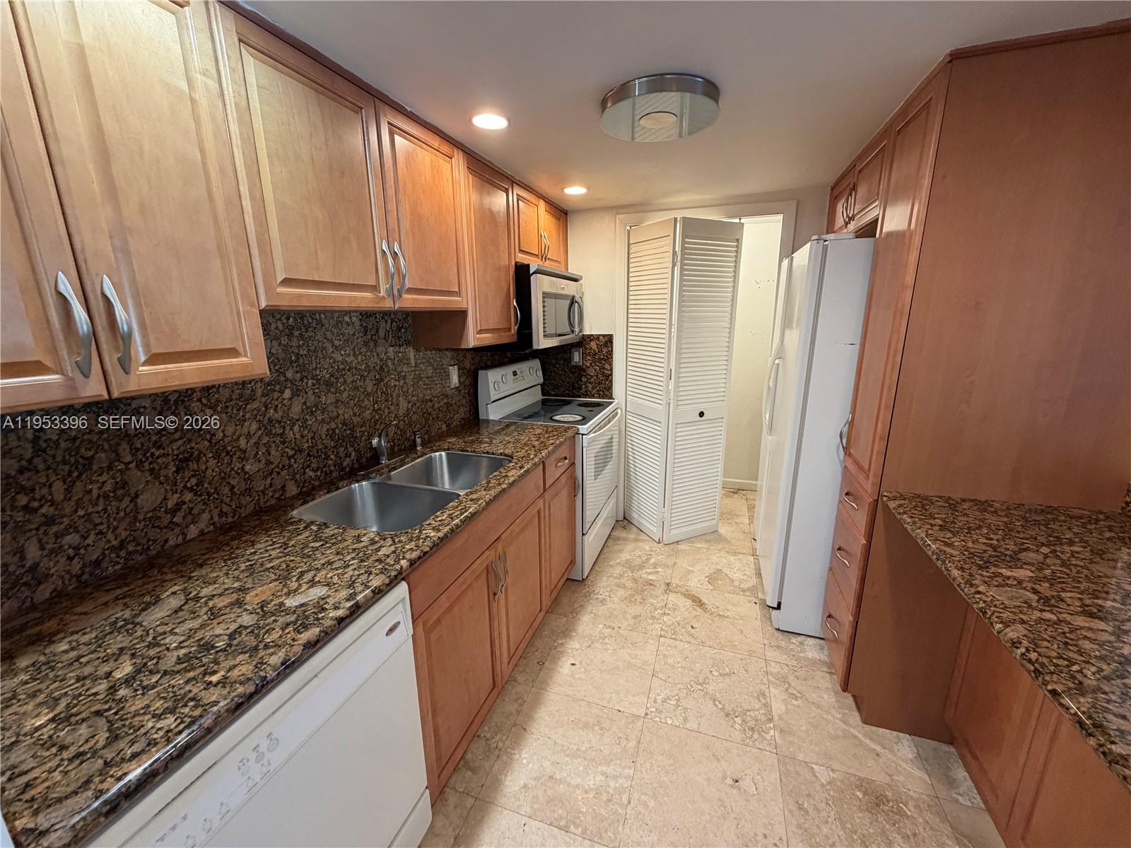 240 Lakeview Dr # 308