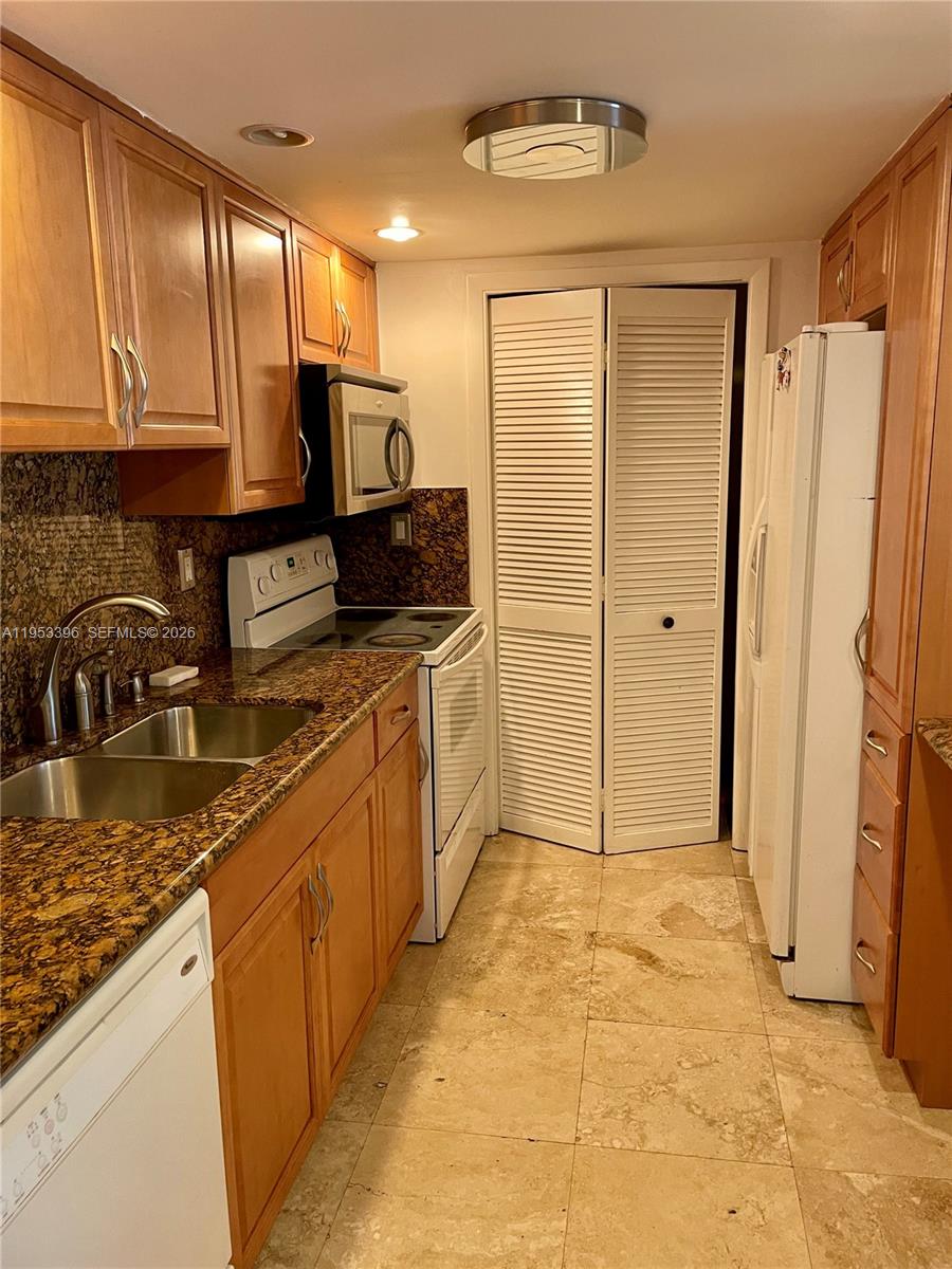 240 Lakeview Dr # 308