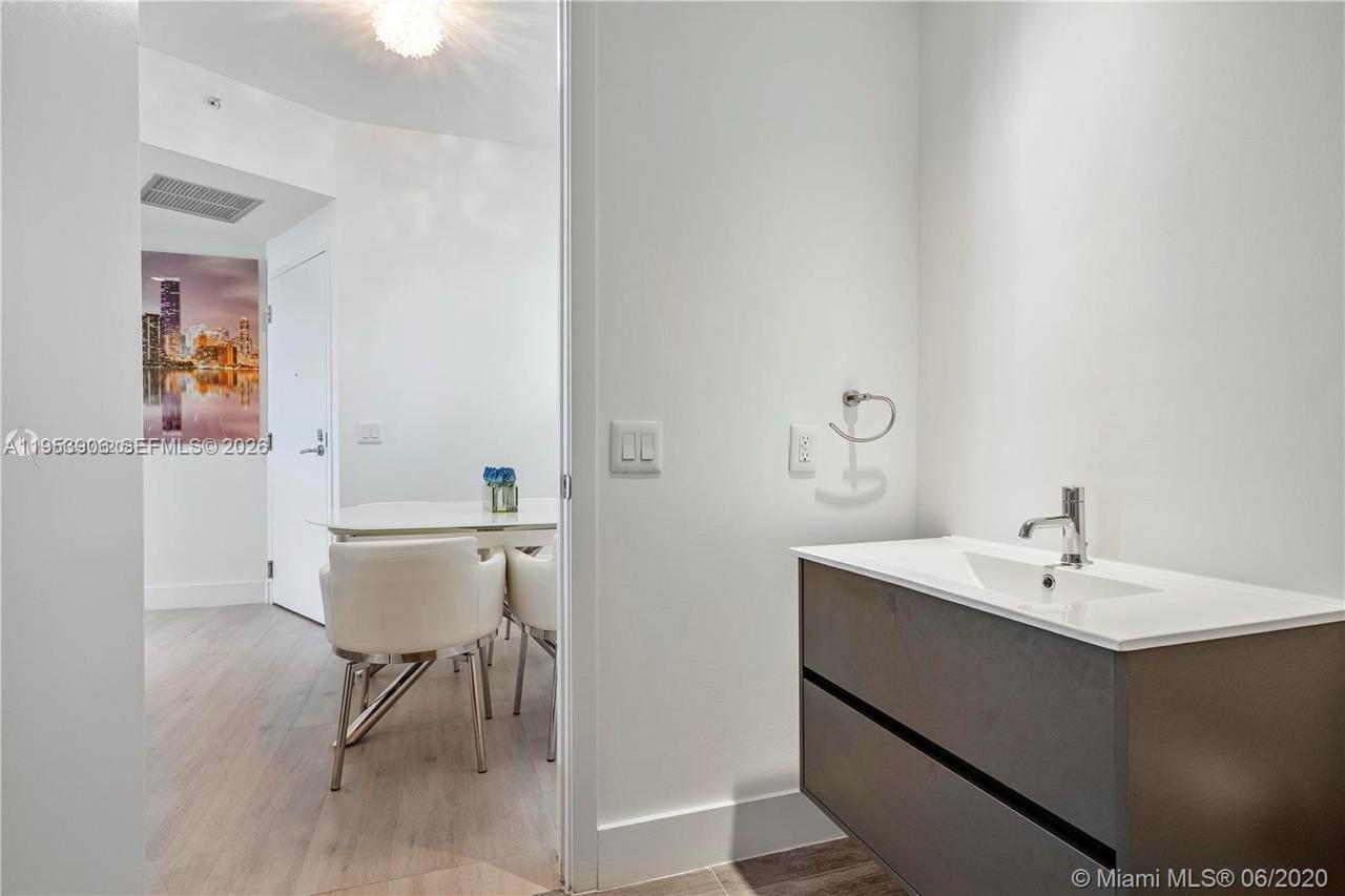 2900 NE 7th Ave # 1105