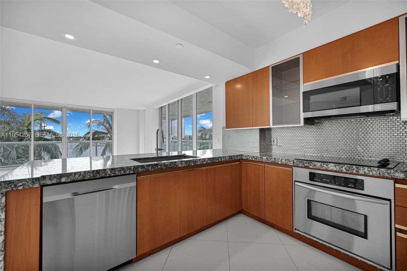10 VENETIAN WAY # 404