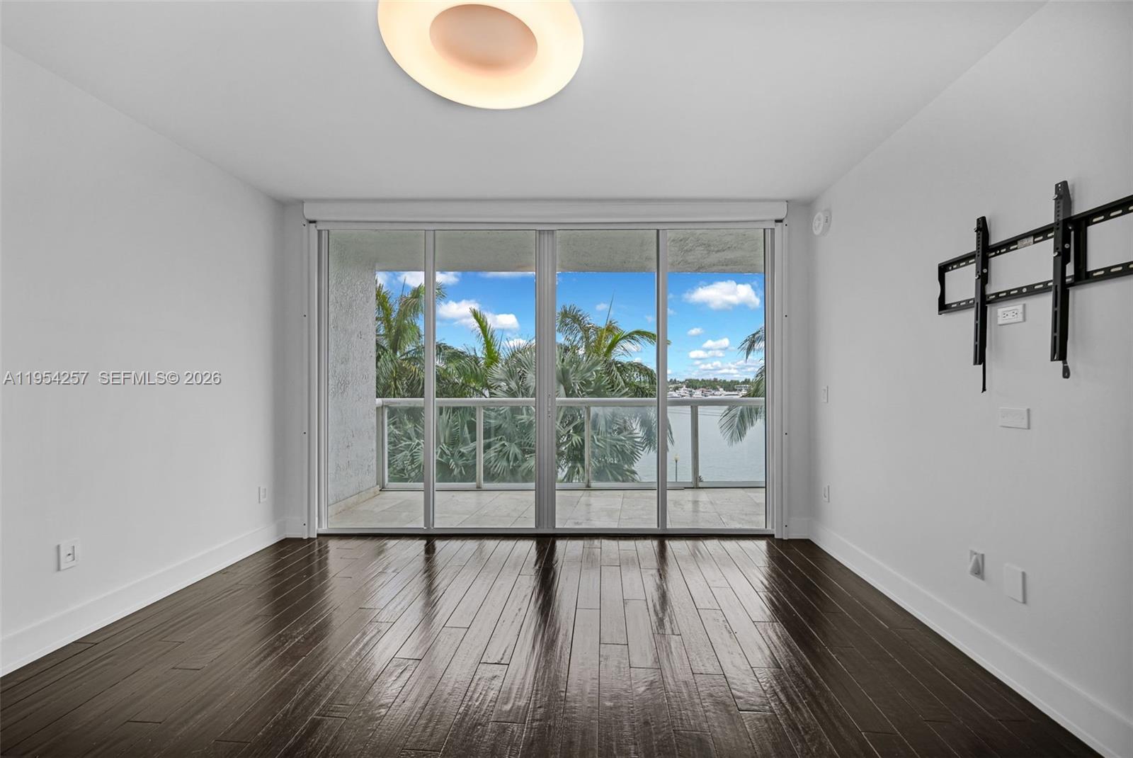 10 VENETIAN WAY # 404