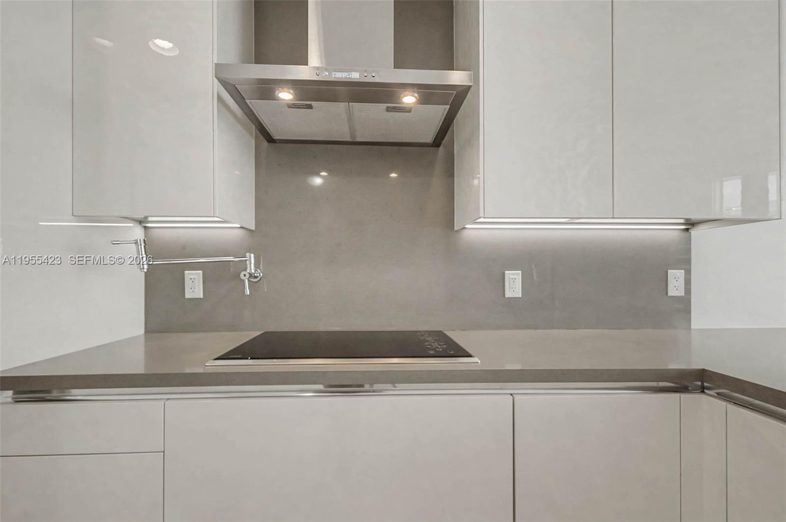 17475 Collins Ave # 904