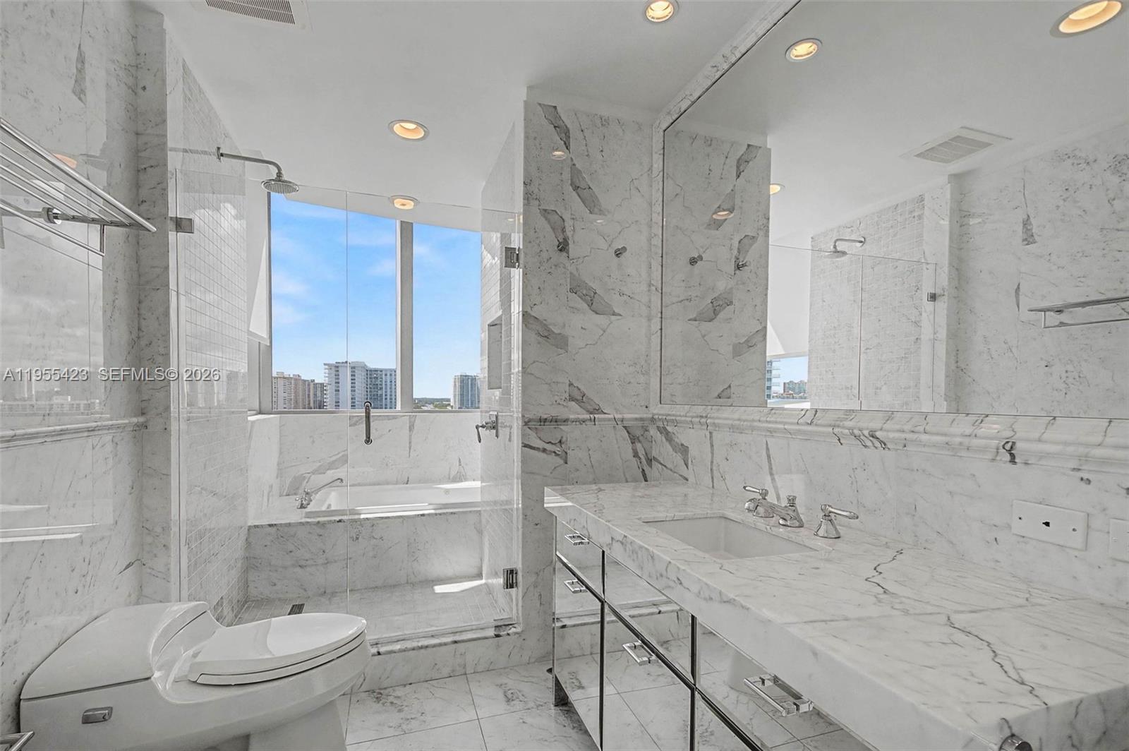 17475 Collins Ave # 904