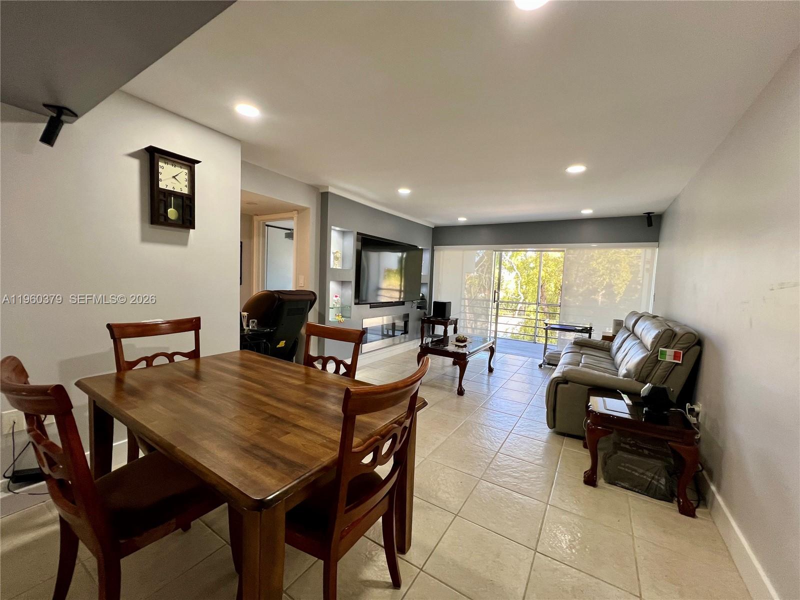 4255 N University Dr # 304