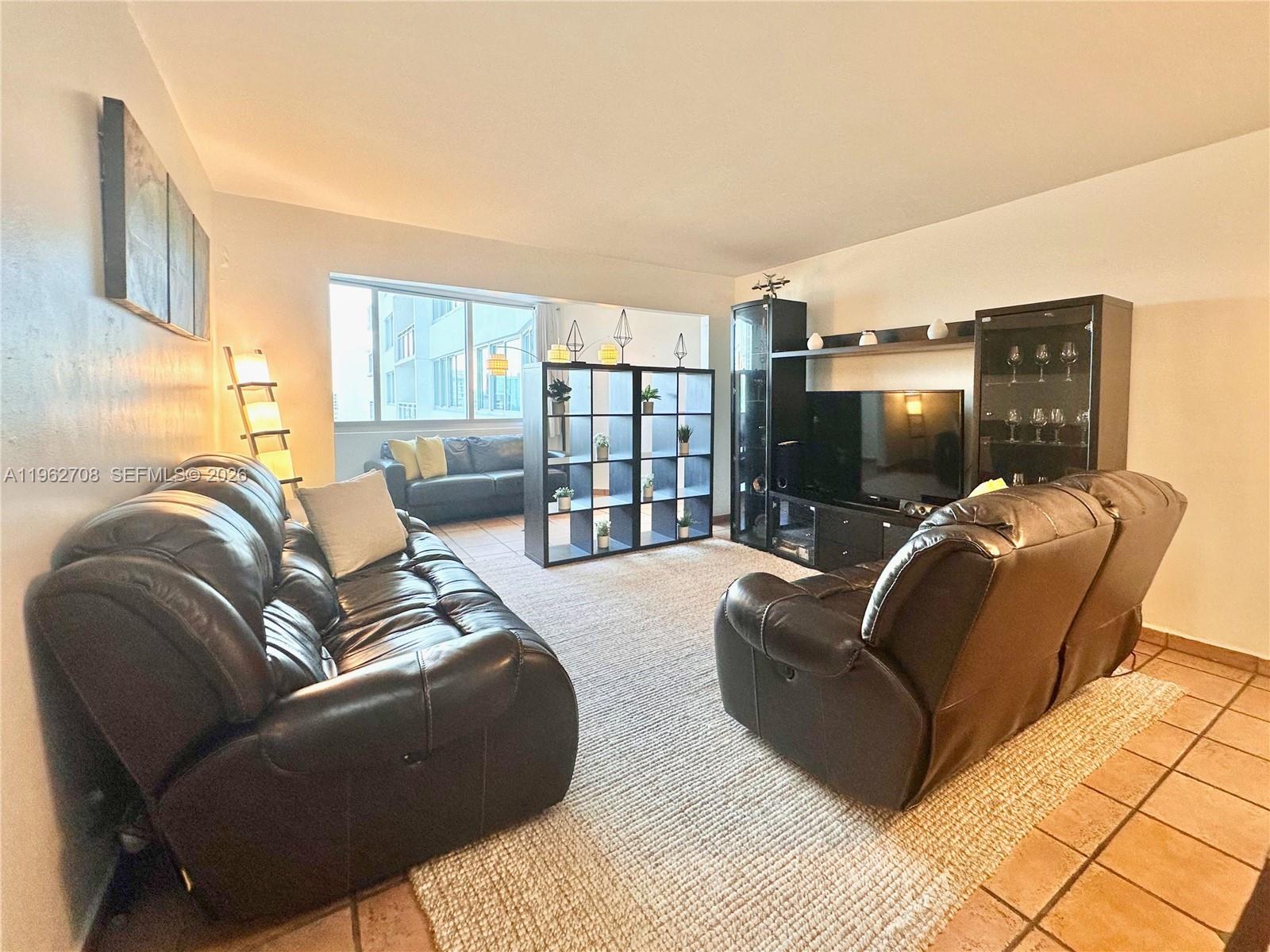 7135 COLLINS AVE # 811