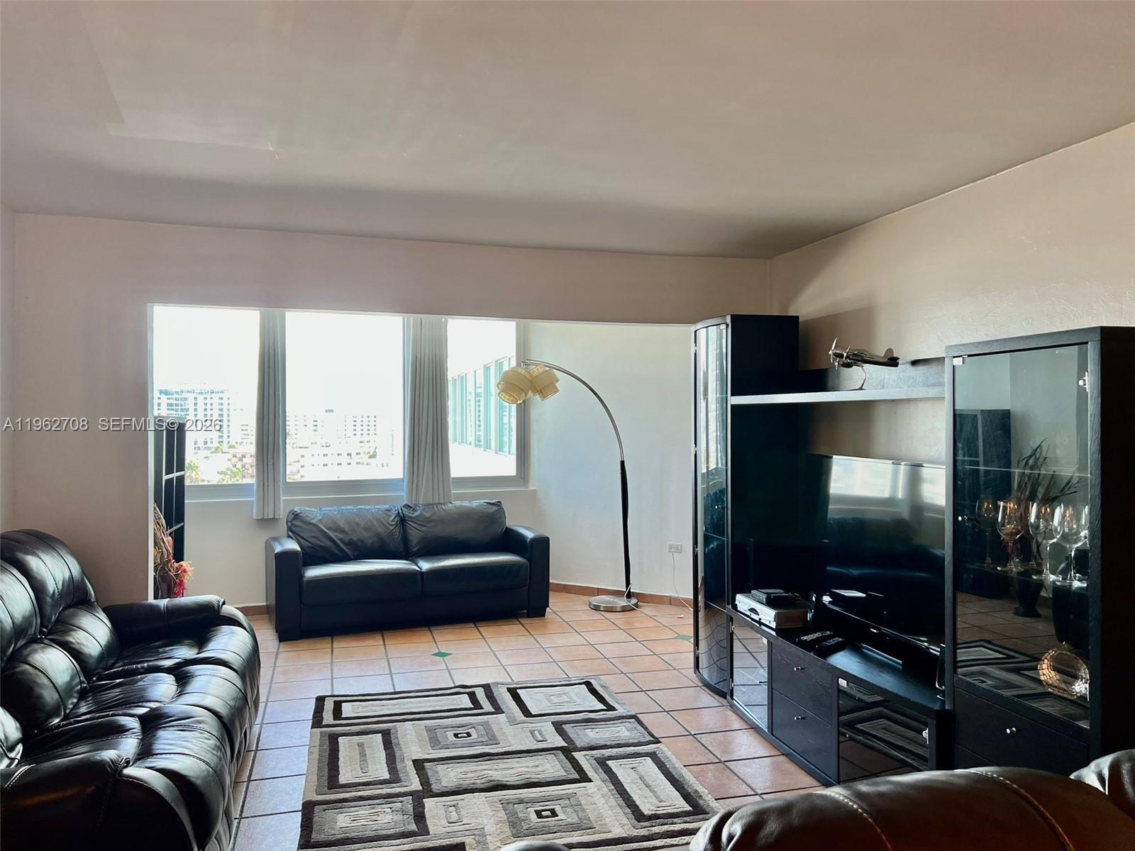 7135 COLLINS AVE # 811