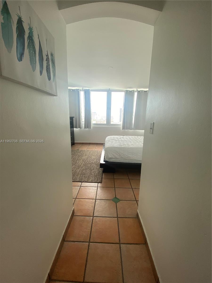 7135 COLLINS AVE # 811