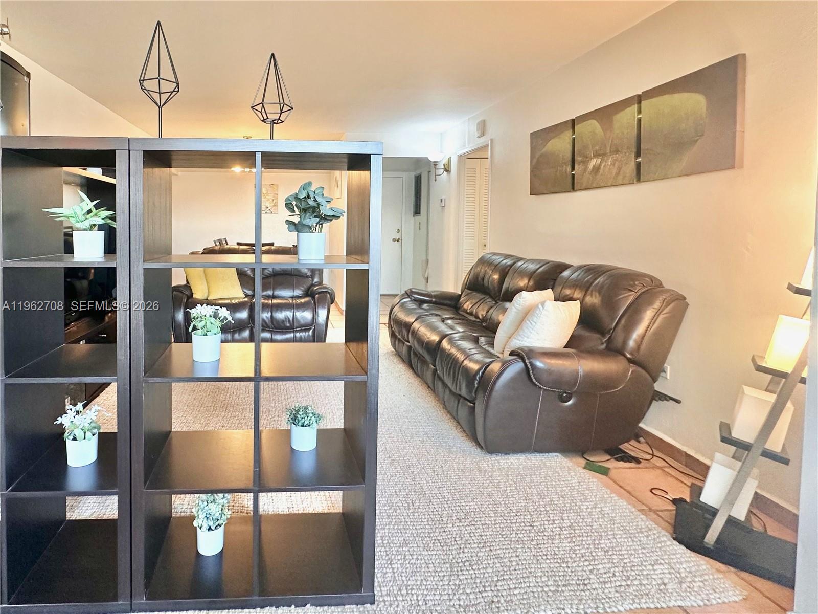 7135 COLLINS AVE # 811