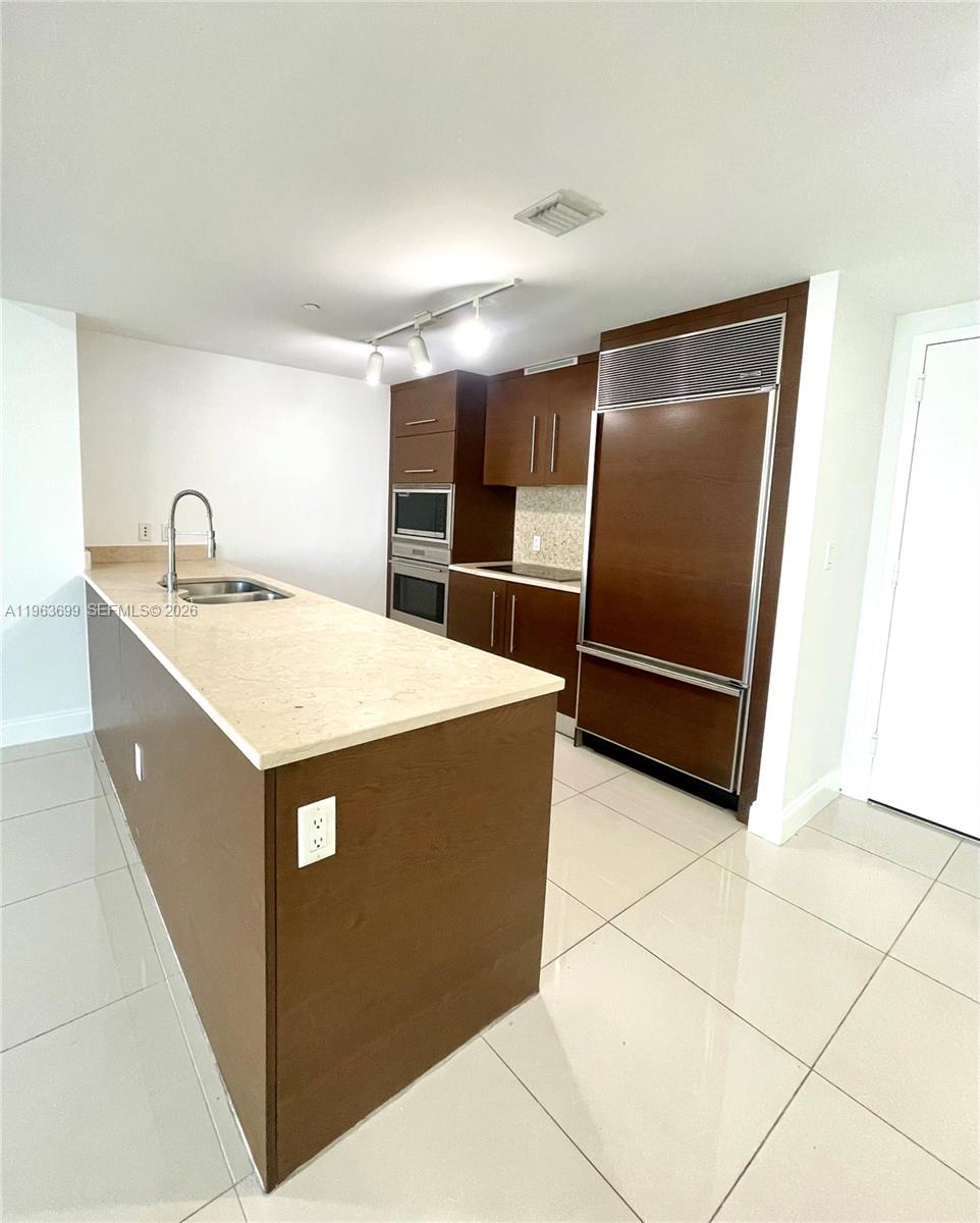 465 BRICKELL AVE # 1106