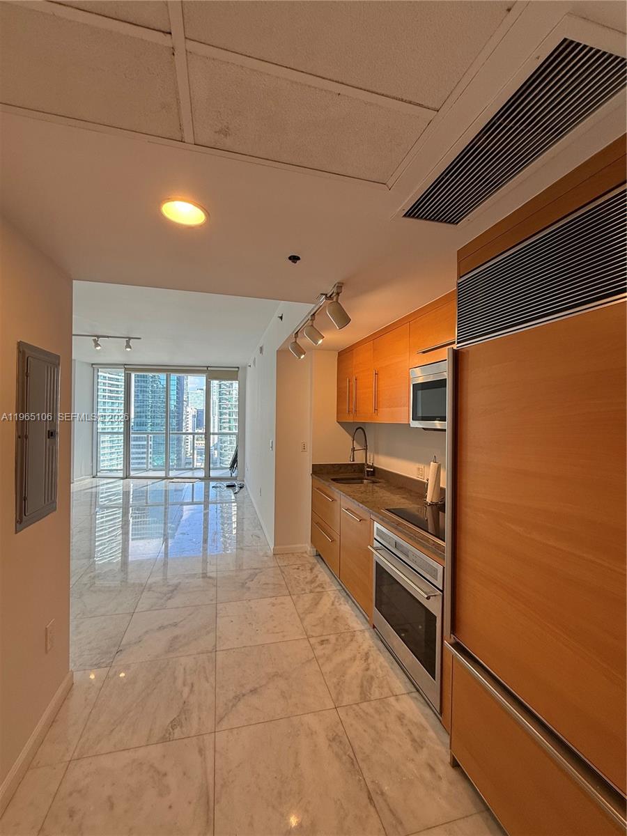 475 BRICKELL AV # 2710