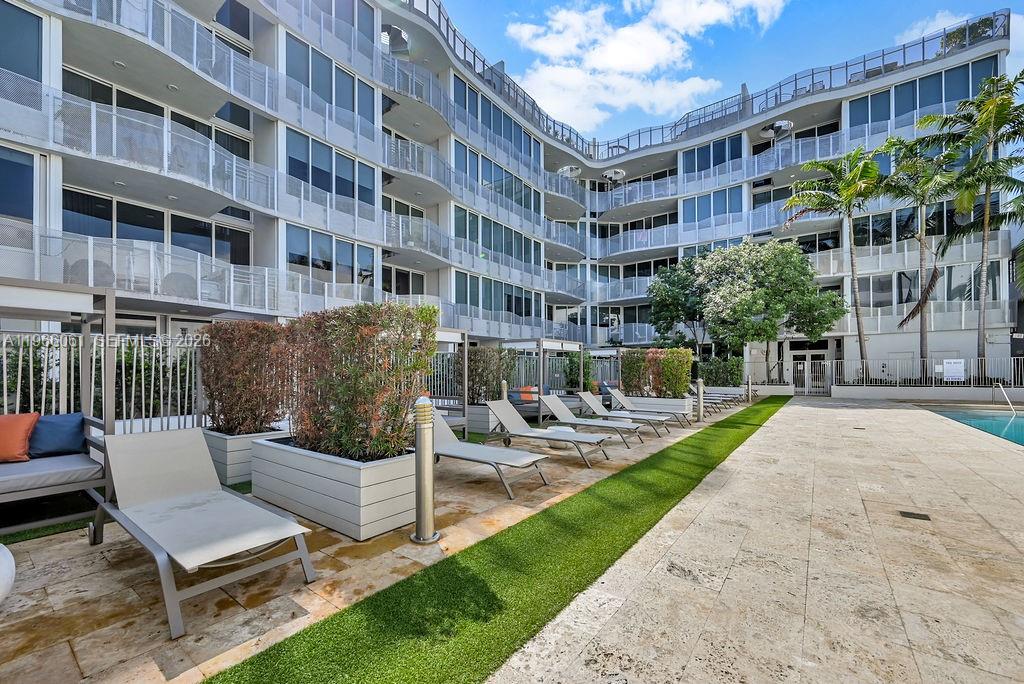 2155 Washington Ct # 403